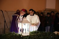 Biskup Mrzljak blagoslovio adventski vijenac te upalio prvu adventsku svijeću ispred varaždinske katedrale